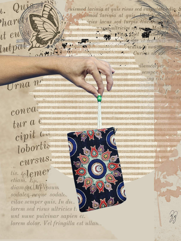 WIDE EYED CLUTCH